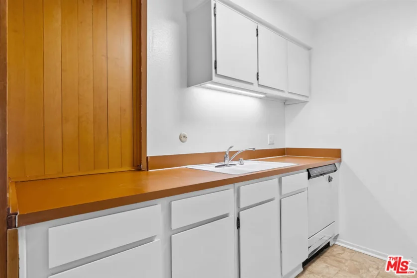 8207 Raintree Circle photo 5