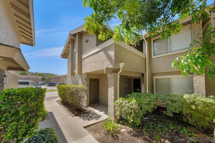 995 Amistad Place #D photo 1