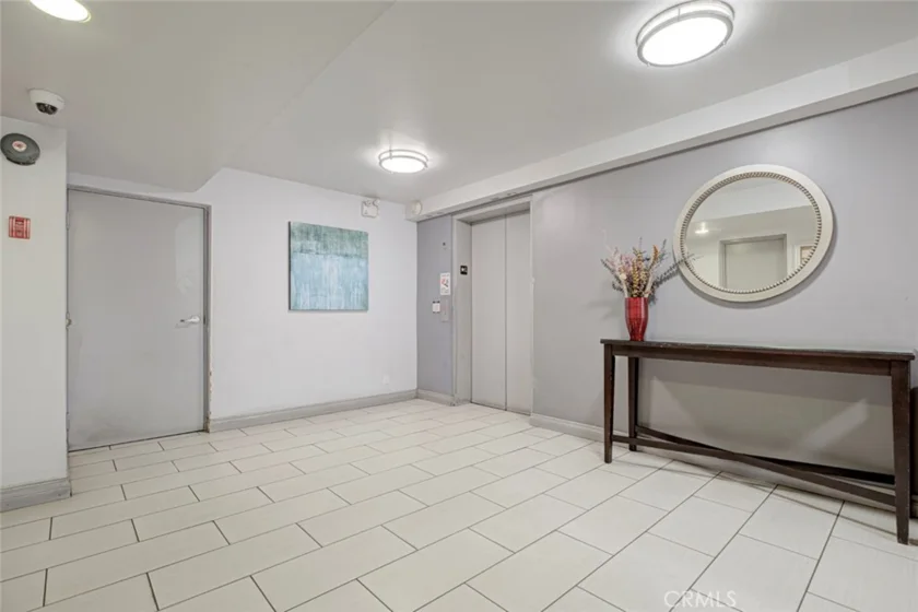 1037 N Vista photo 3