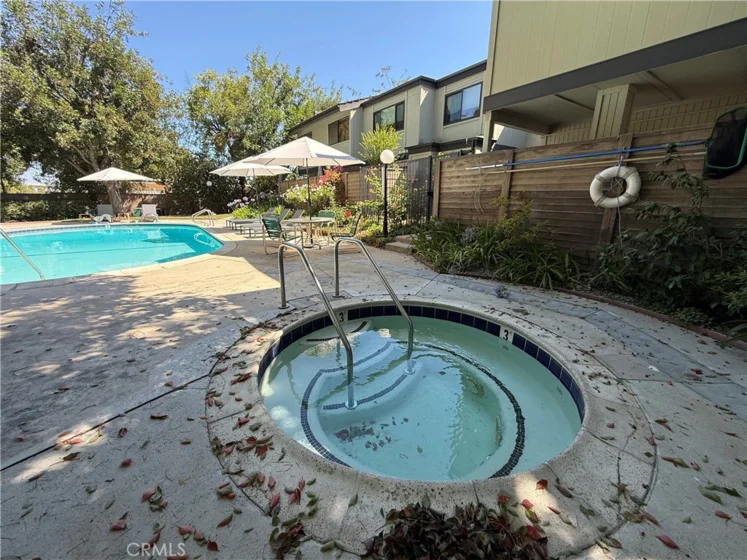 586 N Orange Grove photo 3