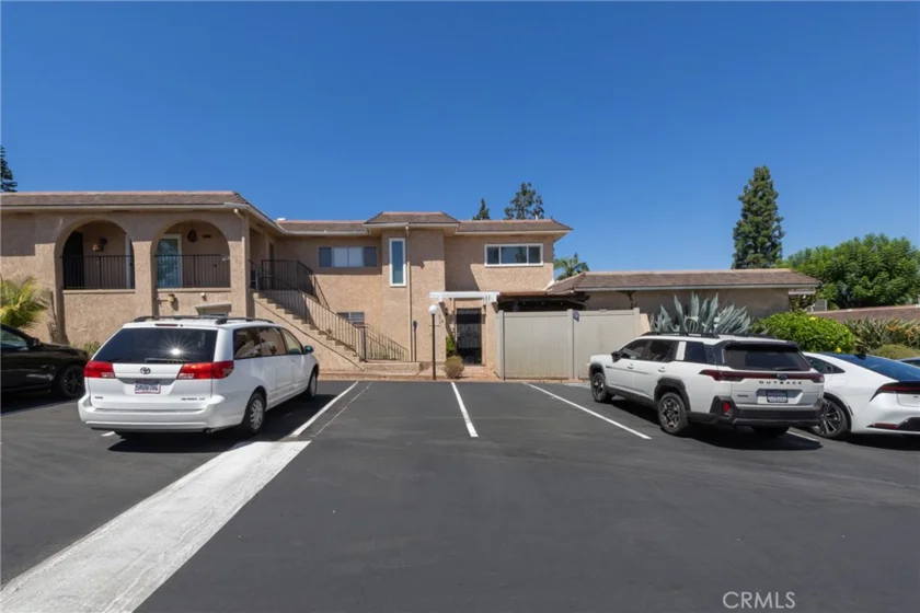 855 Las Lomas #B photo 1