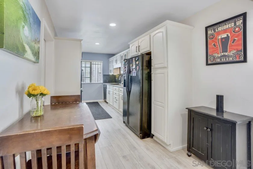 711 Island Court #B photo 3