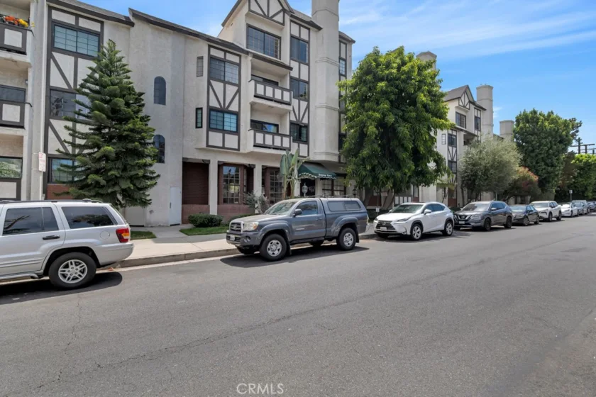 17914 Magnolia Boulevard #121 photo 37