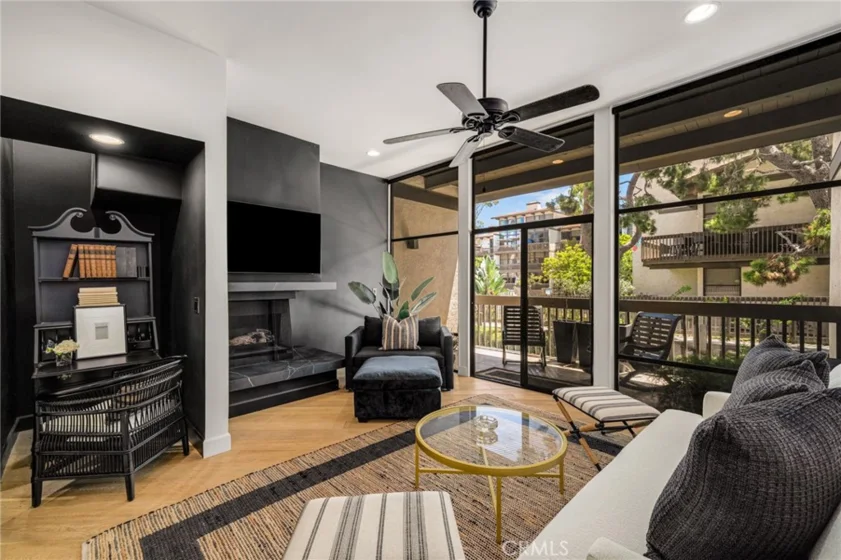 6112 N Marina Pacifica photo 2