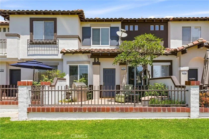 2444 Sunningdale photo 1