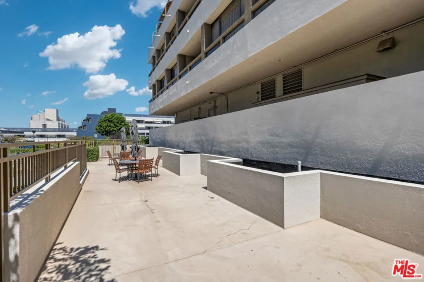 121 S Hope Street #429 photo 34