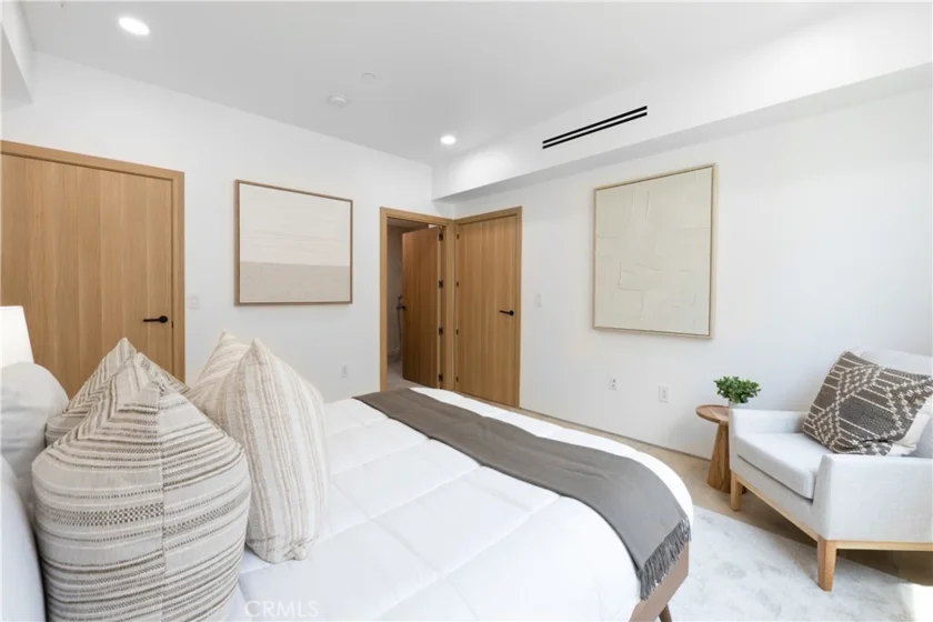 1361 Kelton Avenue #403 photo 9