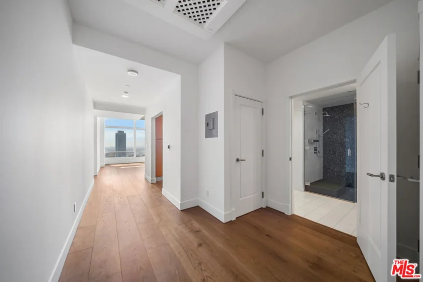 900 W Olympic Boulevard #32I photo 29