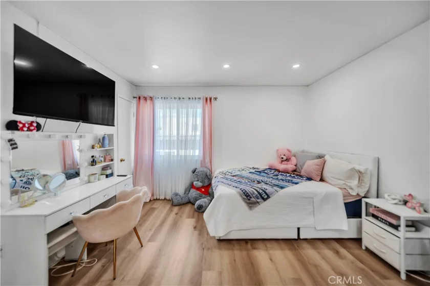 13412 Burbank photo 17
