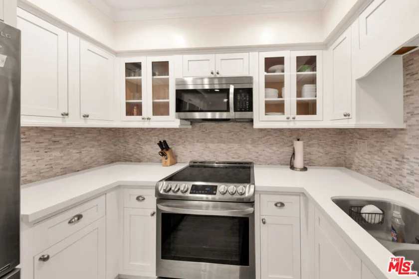 15248 Dickens Street #103 photo 6