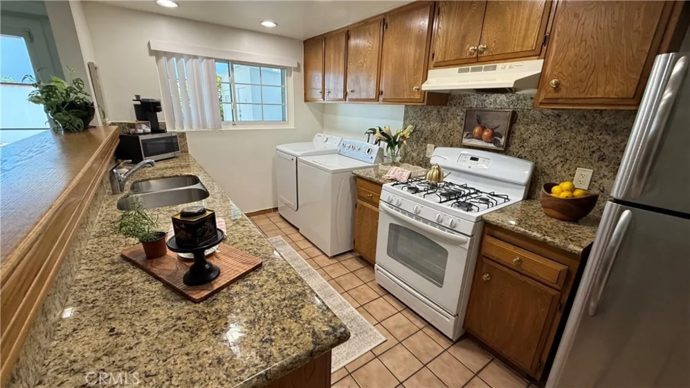 1950 W Glenoaks #a photo 12