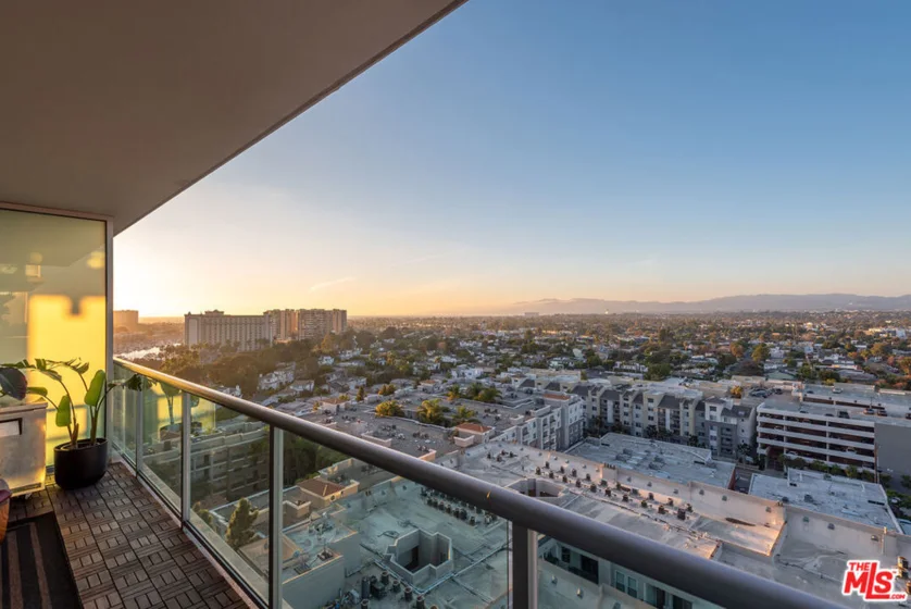 13700 Marina Pointe Drive #1520 photo 8
