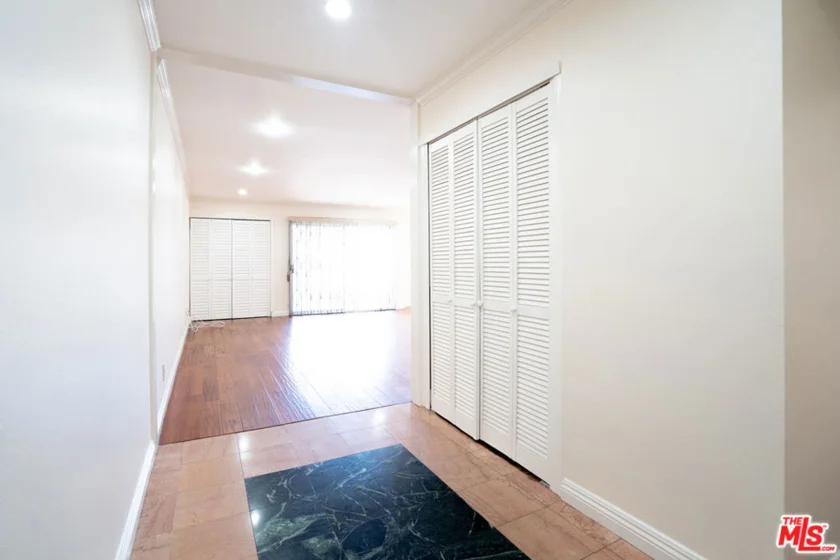 433 S Manhattan Place #108 photo 3