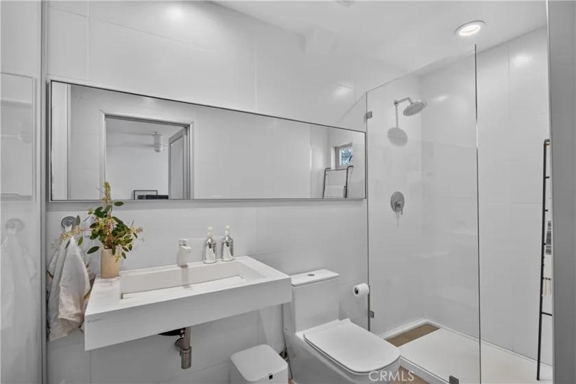 1037 N Laurel Avenue #1 photo 11