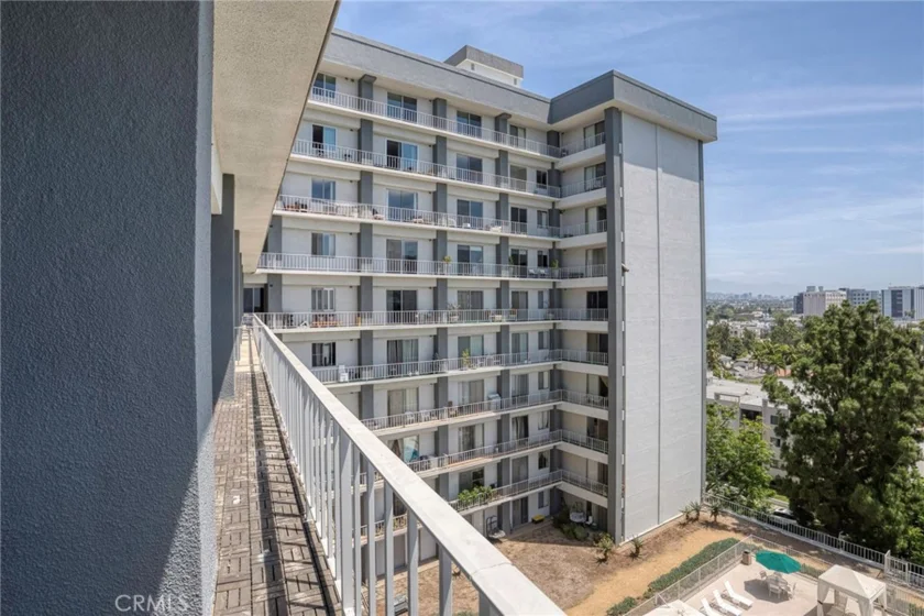 100 S Doheny #707 photo 38