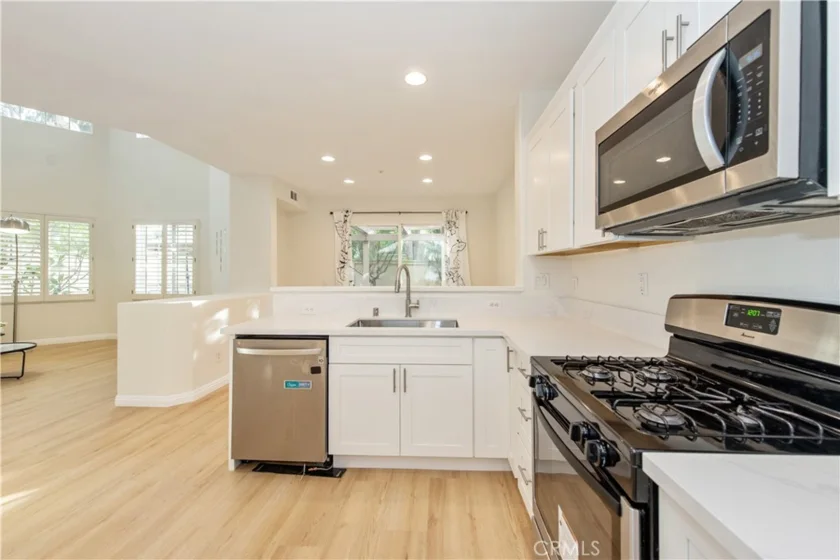 905 Somerville photo 8