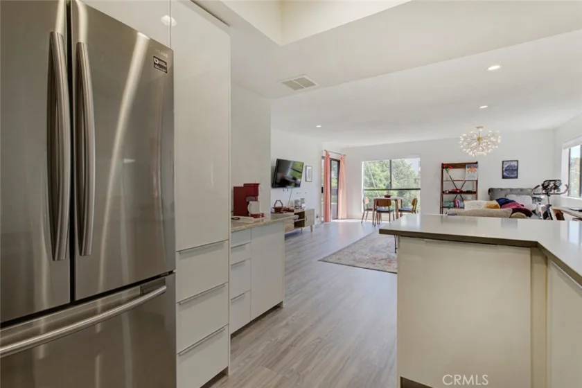 1037 N Vista photo 22