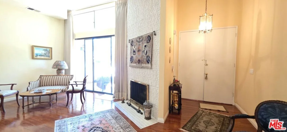 17707 Magnolia Boulevard photo 2