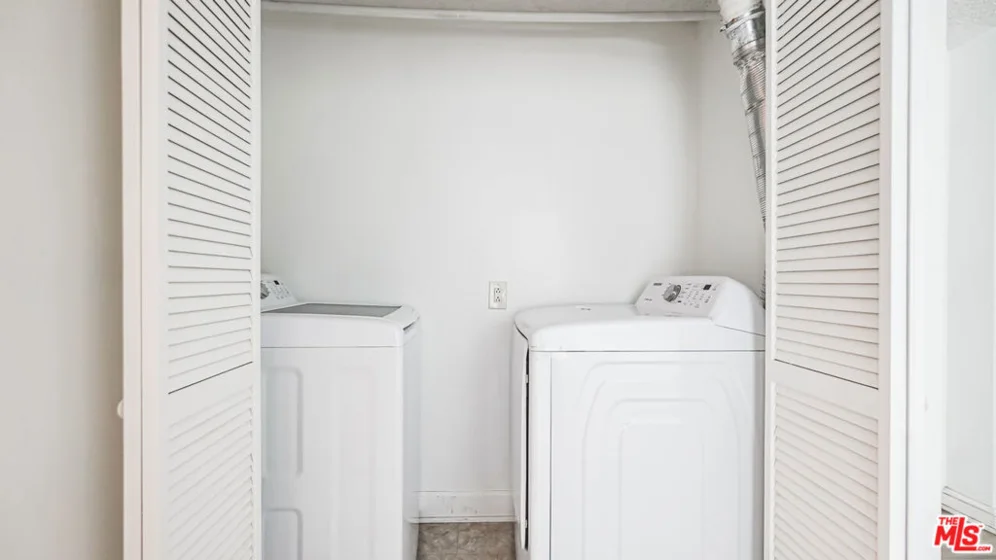 1525 N Hayworth Avenue #204 photo 20