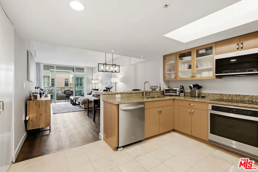 13700 Marina Pointe Drive #519 photo 1
