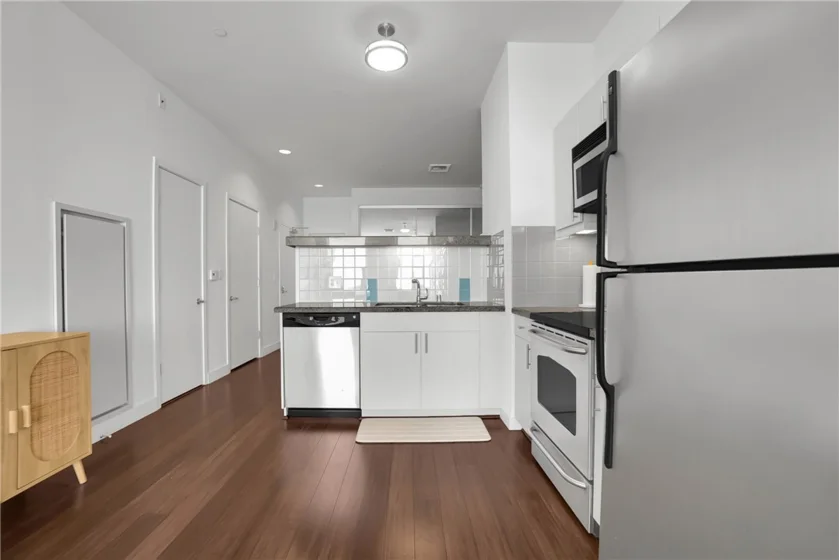 3810 Wilshire Boulevard #1009 photo 6