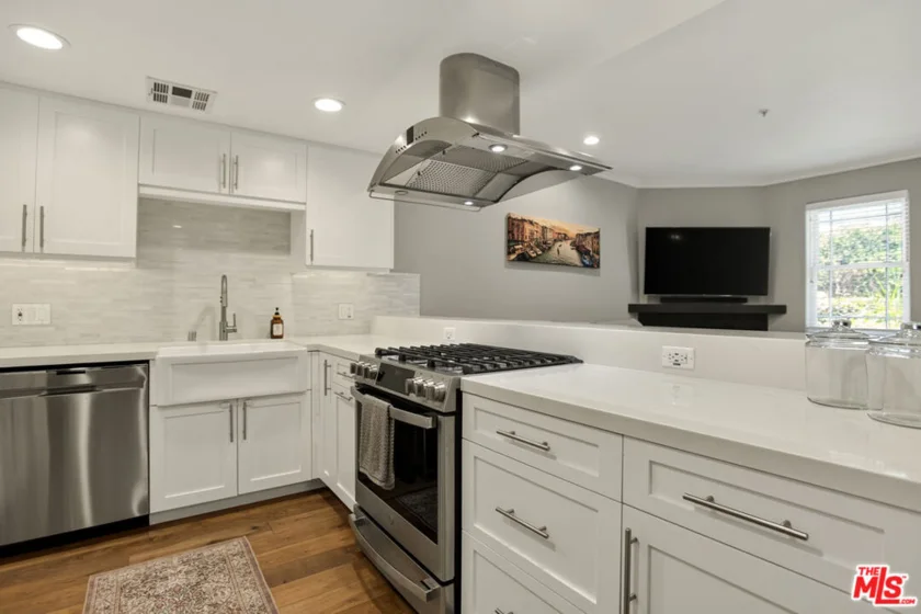 1426 N Laurel Avenue #110 photo 10