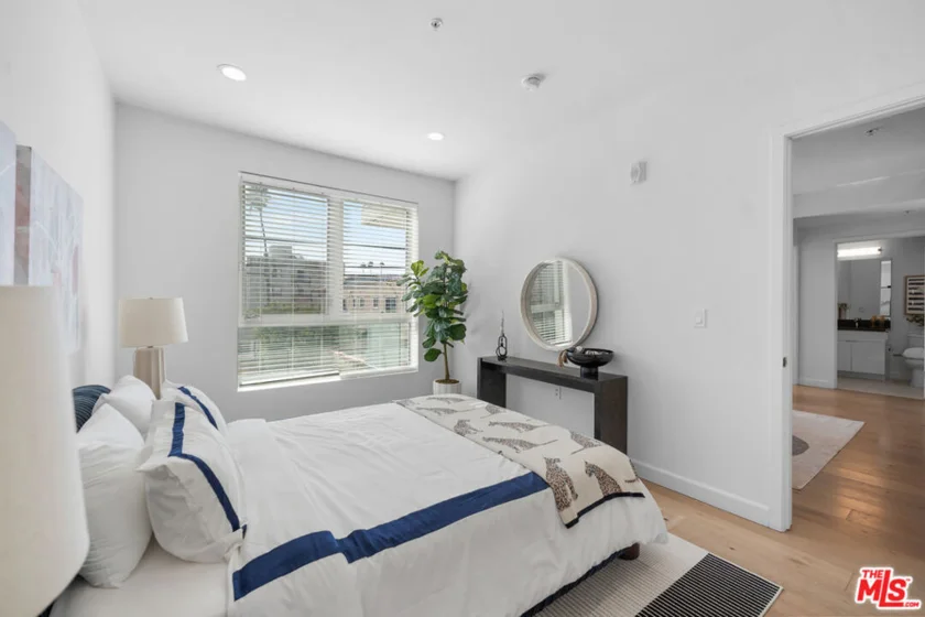105 S Mariposa Avenue #204 photo 2