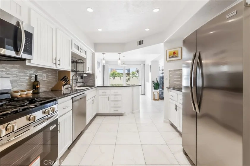 512 S Hollydale photo 18