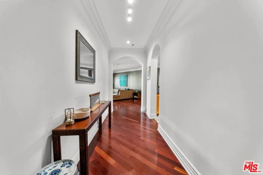 850 N Croft Avenue #302 photo 31