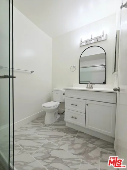 1262 S Barrington Avenue #204 photo 14