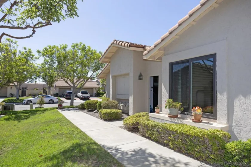 17959 Avenida Alozdra photo 7