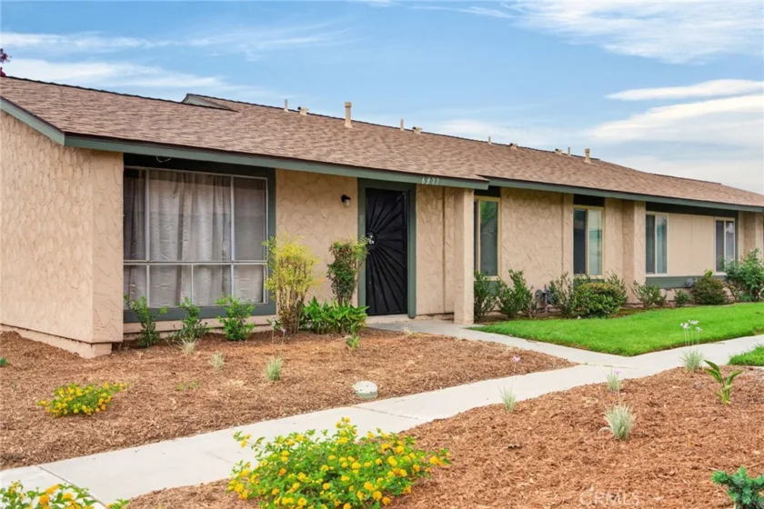 6377 La Mirada Way photo 3