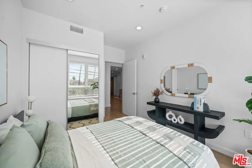 105 S Mariposa Avenue #204 photo 4
