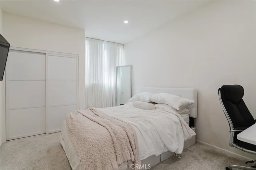 1305 N Columbus Avenue #204 photo 27