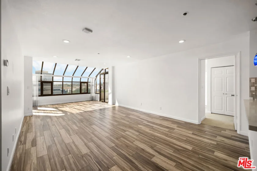 121 S Hope Street #518 photo 3