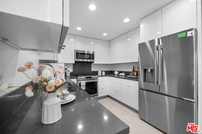 105 S Mariposa Avenue #204 photo 22