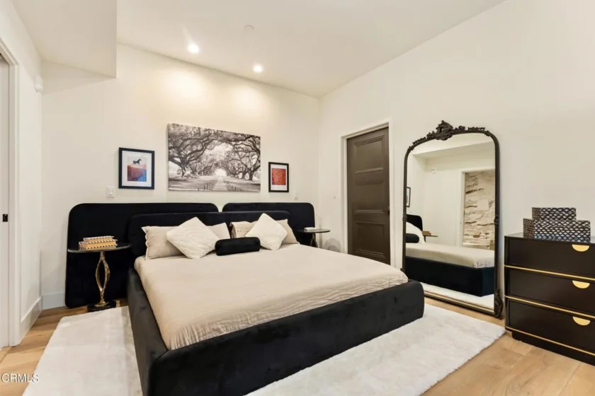 139 S Oak Knoll Avenue #303 photo 4