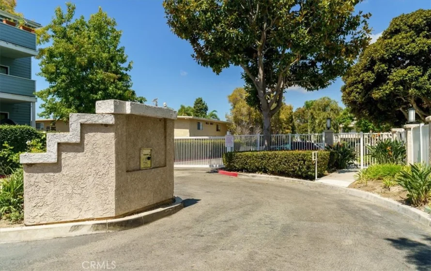 4561 Warner photo 36
