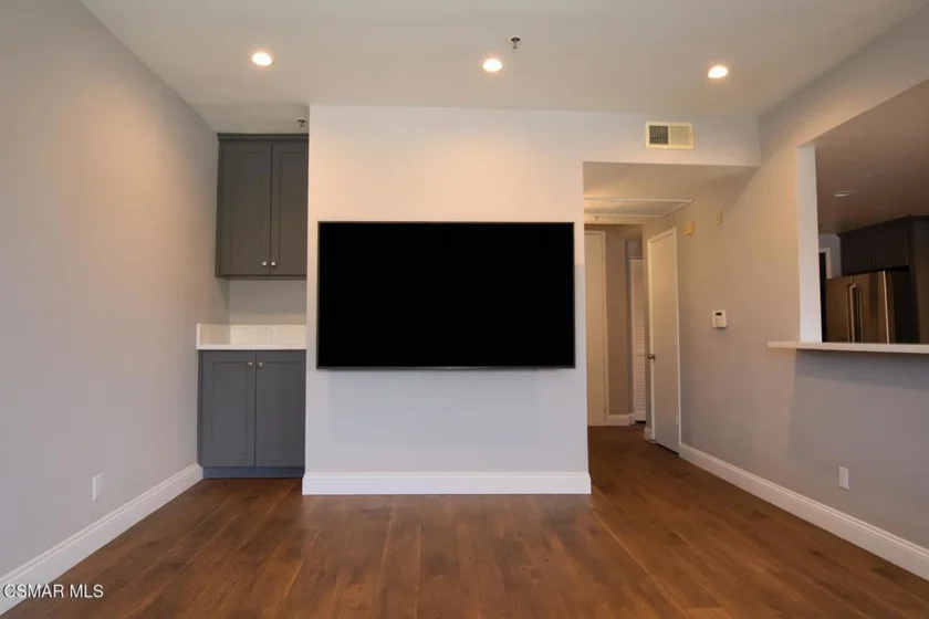 5350 White Oak Avenue #105 photo 9