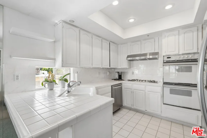 5224 Zelzah Avenue #209 photo 3