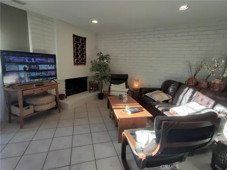 5463 Lindley Avenue photo 1