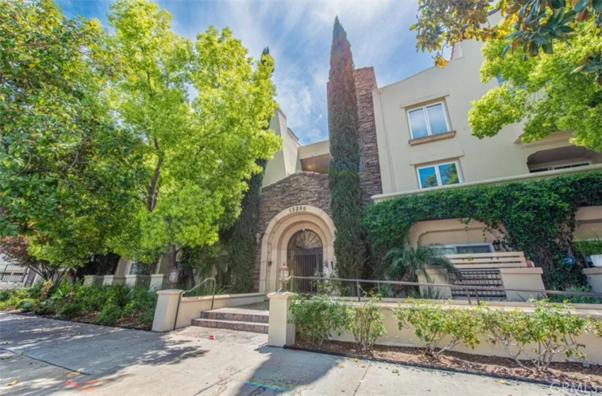 15206 Burbank Boulevard #209 photo 1