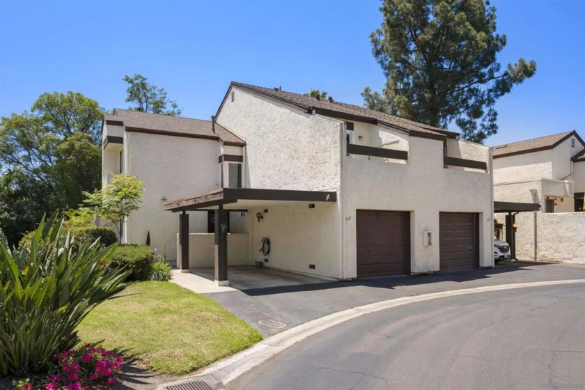 1311 Hawk Lane photo 2