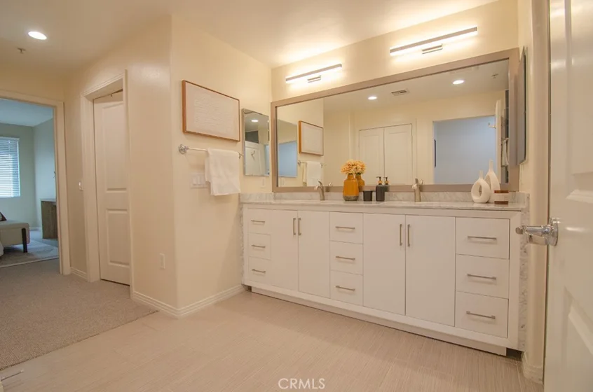 931 E Walnut Street #316 photo 22