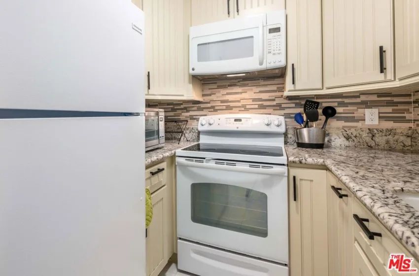 5650 Sumner Way #102 photo 6