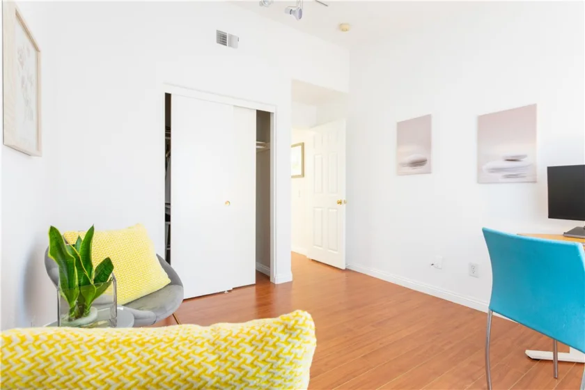 210 California Court photo 5
