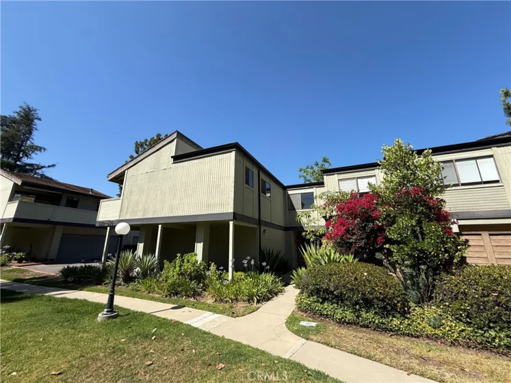 586 N Orange Grove photo 41