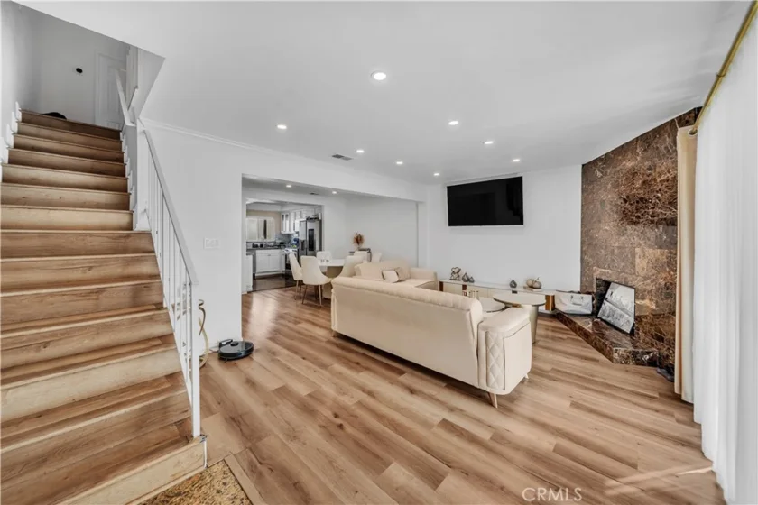 13412 Burbank photo 9