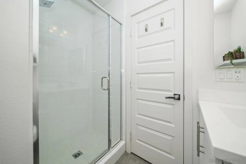 8309 Distinctive photo 36
