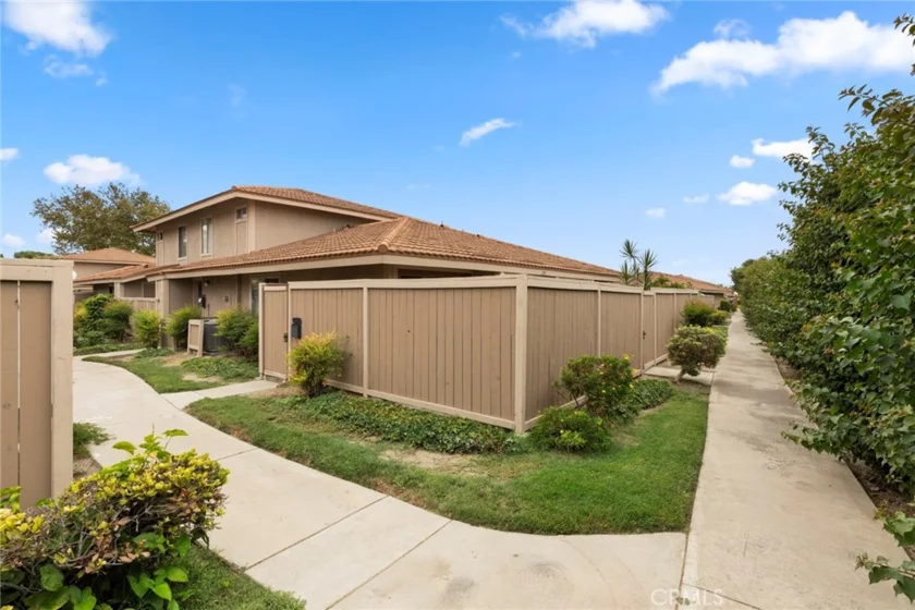 2154 Larch Lane photo 1